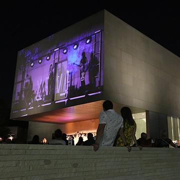 每年夏天，365bet体育亚洲官方入口都会举办点亮草坪和户外音乐会系列. 这些表演被投影在尼尔曼当代艺术博物馆的墙上.