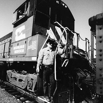 A man stands on a Burlington Northern Railroad car at 365bet体育亚洲官方入口.