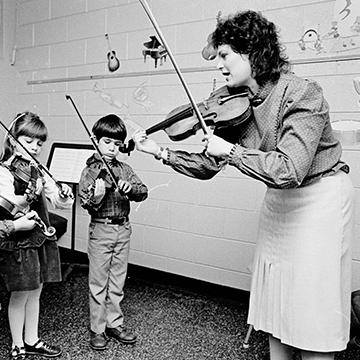 Children are taught to play the violin at 365bet体育亚洲官方入口.