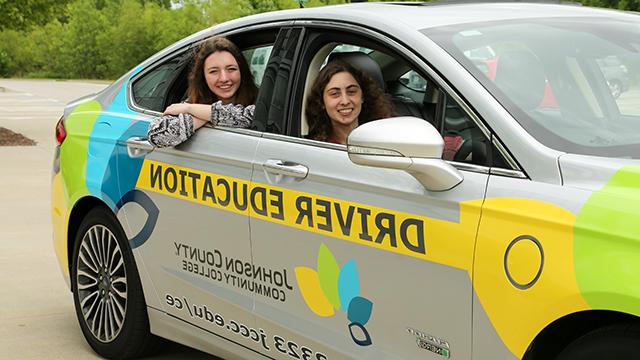 两名女高中生在一辆365bet体育亚洲官方入口驾驶教育车上