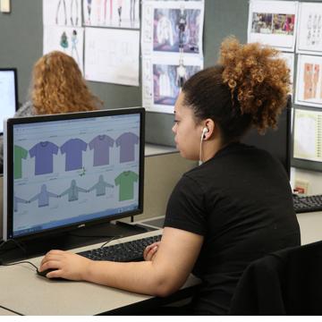 学生在计算机终端上绘制图案.
